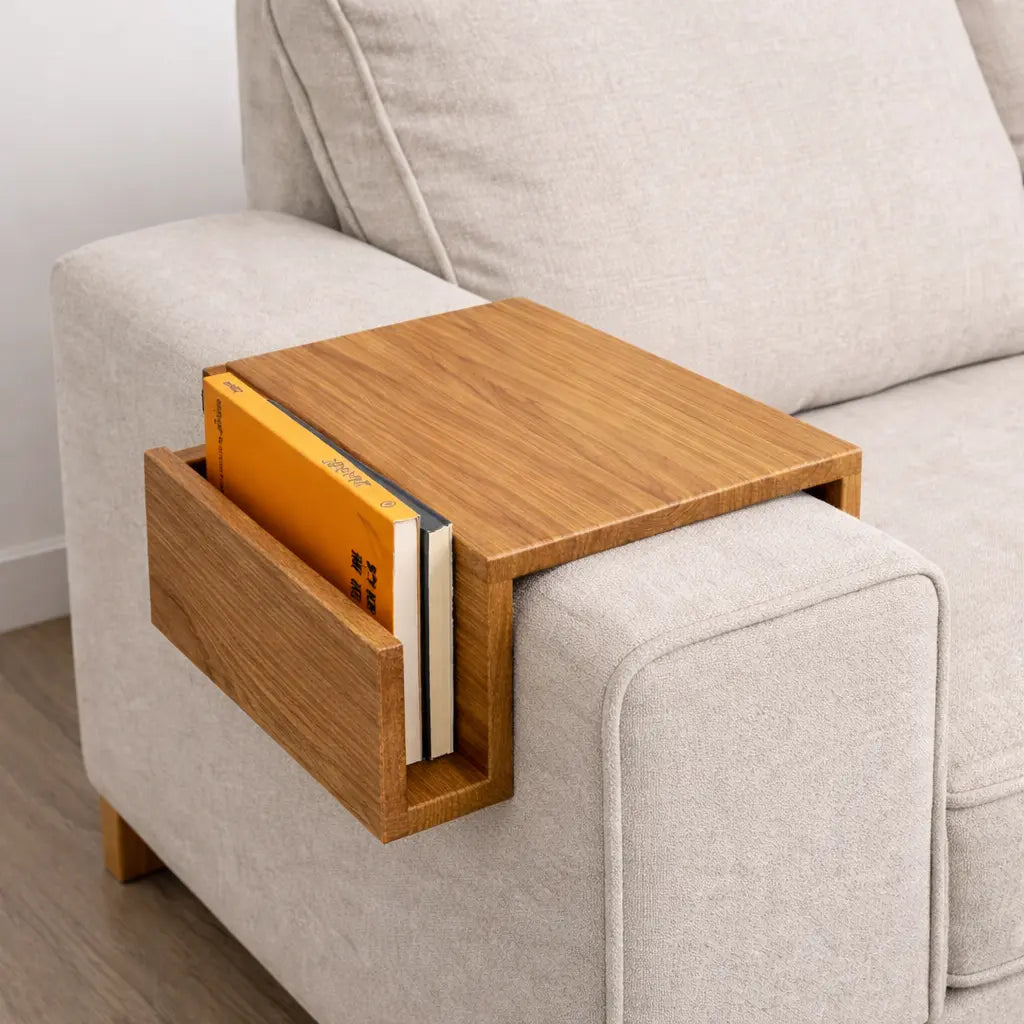 Armlehnen Tisch aus Massivholz – Couch Ablage für Getränke, Snacks, Handy & Bücher, individuell wählbare Breite, leicht, handgemacht Mirevo